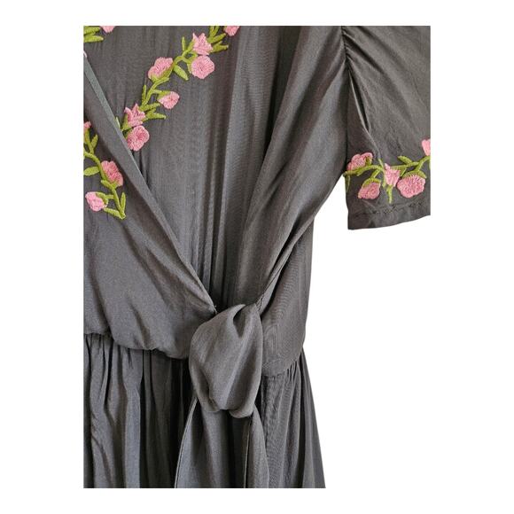 JODIFL Women's Plus 1X Dress V-Neck Embroidered Gray Pink Faux Wrap Hi Low Hem - Picture 6 of 8